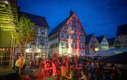 Stimmungsvolle Atmosphäre in der Altstadt am Samstagabend beim Münsinger Stadtfest.