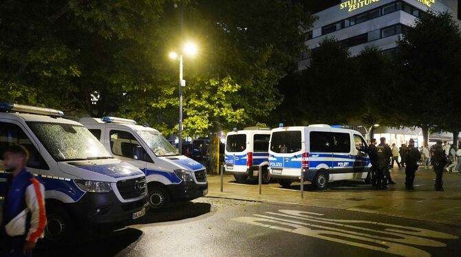 Polizeieinsatz am Schlossplatz während der Fußball-EM.  FOTO ROSAR/ FOTOAGENTUR-STUTTGART