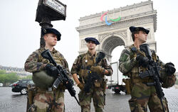 Sicherheit wird in Paris groß geschrieben. Soldaten einer Anti-Terror-Einheit auf Posten vor dem Arc de Triomphe.  FOTO: SCHULDT