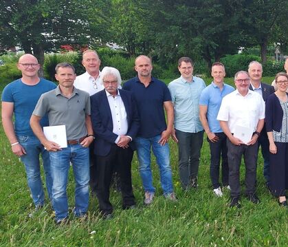 Der neue Gemeinderat Trochtelfingen hat sich bei der konstituierenden Sitzung fürs Gruppenfoto zusammengestellt. Mit dabei sind 