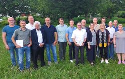 Der neue Gemeinderat Trochtelfingen hat sich bei der konstituierenden Sitzung fürs Gruppenfoto zusammengestellt. Mit dabei sind 
