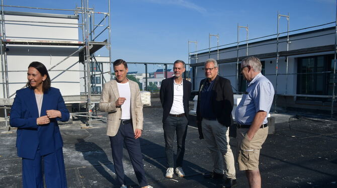 Der künftige Dachgarten ist noch Baustelle. Von links: Sabine Karls (Geschäftsführerin Aldi Aichtal), Andreas Grupp (Director Re