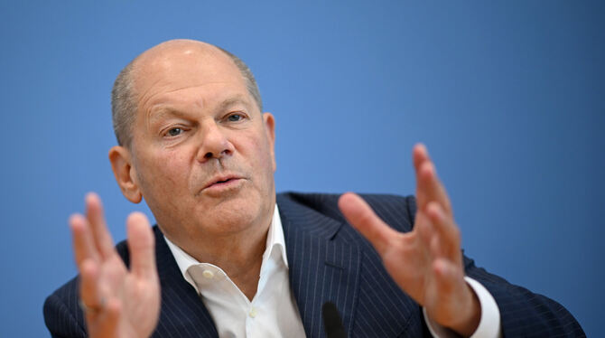 Bundeskanzler Olaf Scholz (SPD) äußert sich auf seiner Sommer-Pressekonferenz zu aktuellen Themen.  FOTO: PEDERSEN/DPA