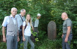 Fritz-Eberhard Griesinger vom Förderverein, Kleindenkmal-Experte Christoph Morrissey, Anja Peck, Leiterin des Naturparks Schönbu