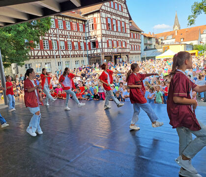 Tolle Tanzdarbietungen wurden bei der Sommernachtsbühne auf dem Matthias-Erzberger-Platz geboten.