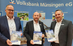 Freuen sich über ein erfolgreiches Jahr 2023 für die Volksbank Münsingen: Aufsichtsratsvorsitzender Oliver Rupp und die Vorständ