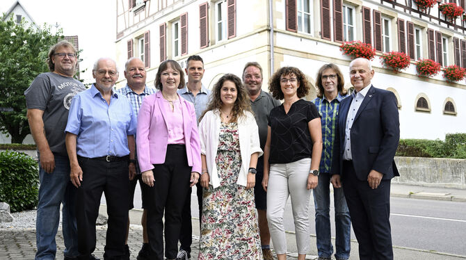 Das neue Rommelsbacher Gremium um Bezirksbürgermeisterin Gabriele Gaiser im rosafarbenen Blazer (von links): Martin Lindemann, R