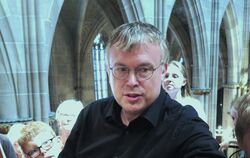 Torsten Wille zeigte nach dem Familienkonzert in der Marienkirche den Besucherinnen und Besuchern die Orgel.
