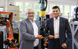 Vorstandssprecher Uwe-Peter Weigmann (links) und Vorstandsmitglied Martin Holder von der Wafios AG vor einer Maschine des Untern