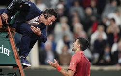 Schiedsrichter Nico Helwerth (links) diskutiert mit dem serbischen Topstar Novak Djokovic bei den French Open in diesem Jahr. 