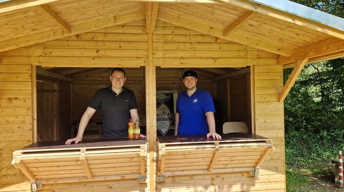 Die neue Hütte auf dem Feriengelände der Eiferthöhe hat auch genügend Platz für zahlreiche Getränkekisten während des Sommerferi