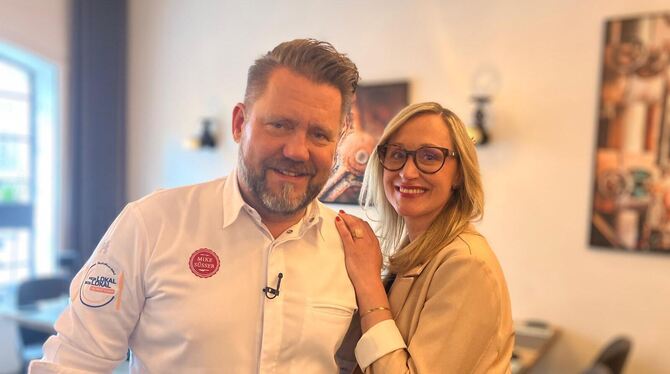 TV-Koch Mike Süsser (links) war bei seinem Besuch im Bad Uracher »Kesselhaus« begeistert von Anja Bischoff und der Küche ihres M