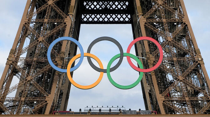 Blick auf die Olympischen Ringe am Paris Eiffelturm.