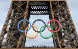 Blick auf die Olympischen Ringe am Paris Eiffelturm.