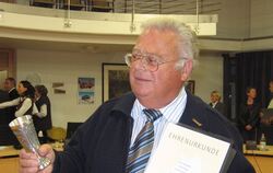  Im Jahr 2009 ist Helmut Kratzer für fast 35 Jahre in der Kommunalpolitik mit dem Ehrenbecher des Gemeindetags ausgezeichnet wor