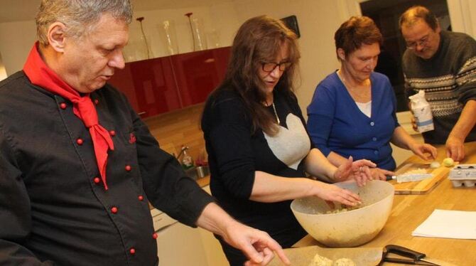 Sven Plietzsch (links) ist beim monatlichen Koch-Treff der Arbeiterbildung für den gastronomischen Sachverstand zuständig. FOTO: