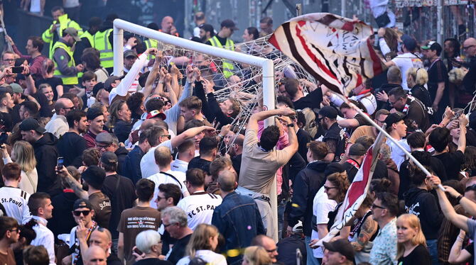 Als der Aufstieg perfekt war, stürmten die Fans des FC St. Pauli das Stadion am Millerntor. FOTO: CHARISIUS/DPA
