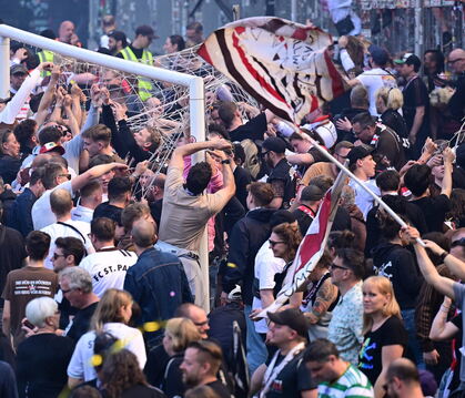 Als der Aufstieg perfekt war, stürmten die Fans des FC St. Pauli das Stadion am Millerntor. FOTO: CHARISIUS/DPA 