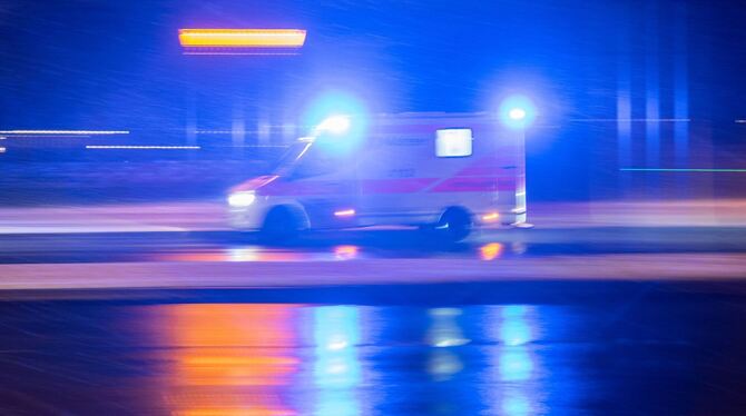 Ein Krankenwagen ist mit Blaulicht im Einsatz