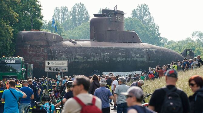 2023: Das aussortierte Boot auf dem Weg ins Technik Museum Speyer