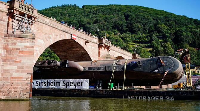 Gekippt unter der Alten Brücke hindurch: U17 in Heidelberg