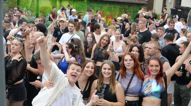 Raver haben Spaß beim Techno-Festival in Empfingen. FOTO: MEYER