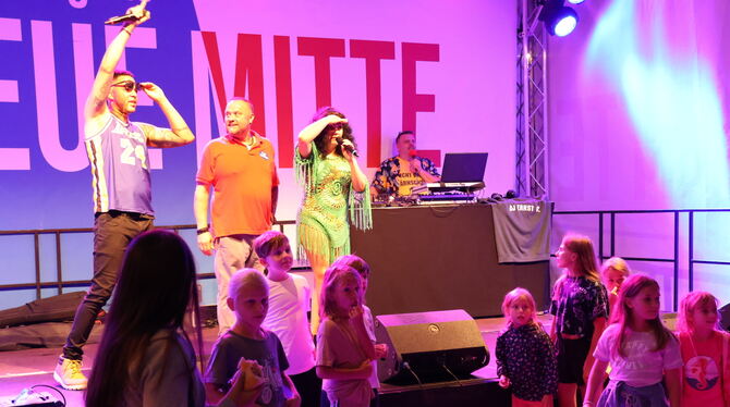 Auf der Bühne gehts ab mit (von links) Jessy, Organisator Ralf Schmied, Garcia und DJ Ernst O.