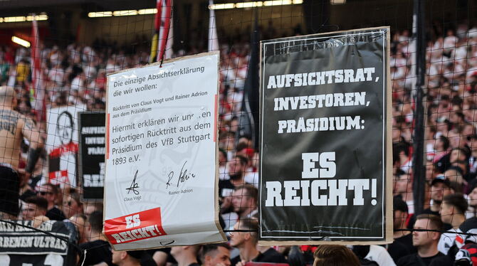 Fans Stuttgart, Plakate gegen Praesident Claus Vogt (Stuttgart)Stuttgart, 13.04.2024, Fussball, Bundesliga, VfB Stuttgart - Eint