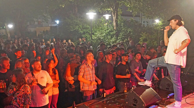 Rappelvoll war am Samstagabend der Matthias-Erzberger-Platz, als das Gässlesrap Kollektiv auf der Bühne Hip-Hop mit schwäbischem