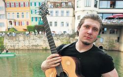 Der Musiker Alexandr Misko lebt jetzt in Tübingen.  FOTO: HLACER