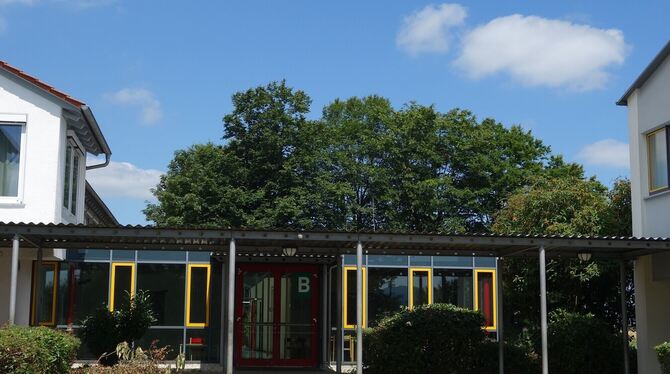 Im Foyer, rechts vom Eingang, essen die Schüler derzeit mittags im Schichtbetrieb. FOTO: STB