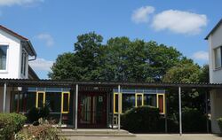 Im Foyer, rechts vom Eingang, essen die Schüler derzeit mittags im Schichtbetrieb. FOTO: STB