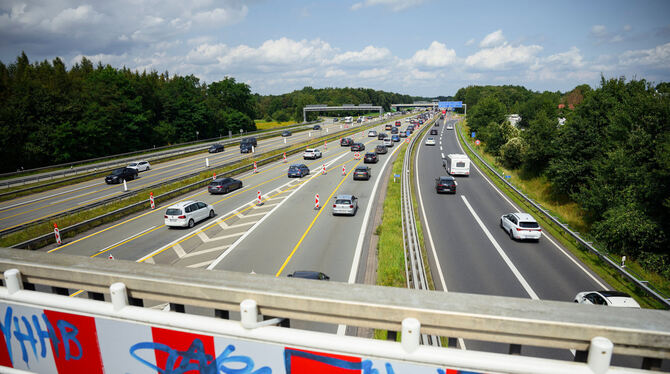 Staus an Autobahn-Baustellen verzögern die Fahrt in den Urlaub.  FOTO: FISCHER/DPA