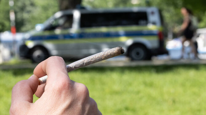 Ein Mensch hält einen Joint in der Hand. Das neue Cannabis-Gesetz wirkt sich nicht zuletzt auf die Arbeit im Amtsgericht Reutlin