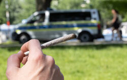 Ein Mensch hält einen Joint in der Hand. Das neue Cannabis-Gesetz wirkt sich nicht zuletzt auf die Arbeit im Amtsgericht Reutlin