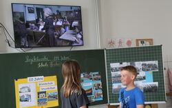 Sophie und Hannes spielen Schule anno 1914 nach 