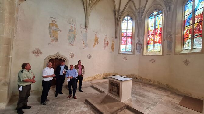 Der Chorraum der Stephanuskirche bekommt einen neuen Boden, und auch die gotischen Wandmalereien werden restauriert und konservi