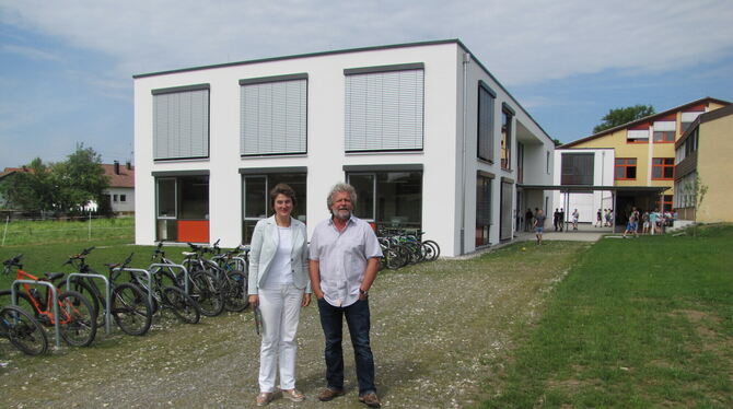 Da sind sich Bürgermeisterin Silke Höflinger und Rektor Ralf-Michael Röckel, hier bei der Eröffnung des Neubaus 2016, einig: Weg