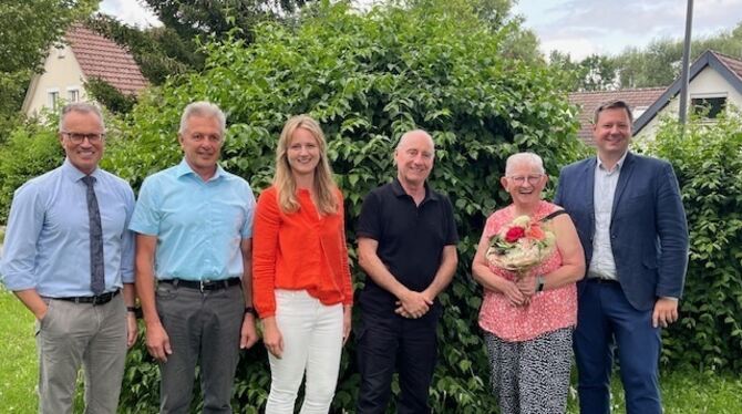 Walter Businger, Regina Walz, Jürgen Wenisch und Bianca Reiser, flankiert von Schulleiter Christoph Ocker (links) und Bürgermeis