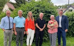 Walter Businger, Regina Walz, Jürgen Wenisch und Bianca Reiser, flankiert von Schulleiter Christoph Ocker (links) und Bürgermeis