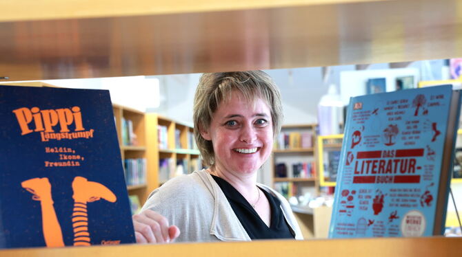 Offen und unkonventionell: Sabine Fischer ist die neue Leiterin der Pfullinger Bücherei. Pippi musste unbedingt mit aufs Foto.