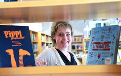 Offen und unkonventionell: Sabine Fischer ist die neue Leiterin der Pfullinger Bücherei. Pippi musste unbedingt mit aufs Foto. 
