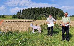 Noch ist der Wolf eine Attrappe. Bis der echte kommt, ist es aber nur eine Frage der Zeit: Olaf Klußmann (links) und Marco Reeck