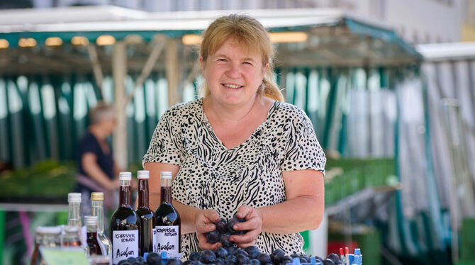 Nebenerwerbslandwirtin Ruth Leins bietet auf dem Reutlinger Wochenmarkt Bühler Frühzwetschgen aus eigener Ernte an.