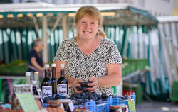 Nebenerwerbslandwirtin Ruth Leins bietet auf dem Reutlinger Wochenmarkt Bühler Frühzwetschgen aus eigener Ernte an.