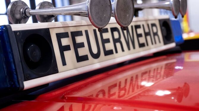 Ein Einsatzwagen der Feuerwehr steht in einer Halle