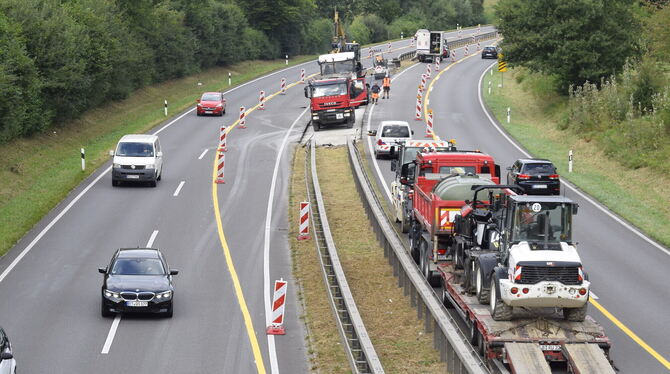 B28-Baustelle bei Jettenburg: In der Mitte entsteht eine Überfahrt von einer Richtungsfahrbahn auf die andere. Danach wird der B