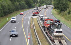 B28-Baustelle bei Jettenburg: In der Mitte entsteht eine Überfahrt von einer Richtungsfahrbahn auf die andere. Danach wird der B