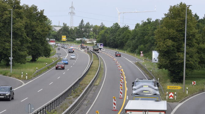 Auch bei Betzingen entsteht gerade eine sogenannte Mittelstreifenüberfahrt für die spätere große Baustelle.