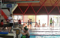 Kurz vor dem Start: Schwimmerinnen der TuS Metzingen im Eduard-Kahl-Bad